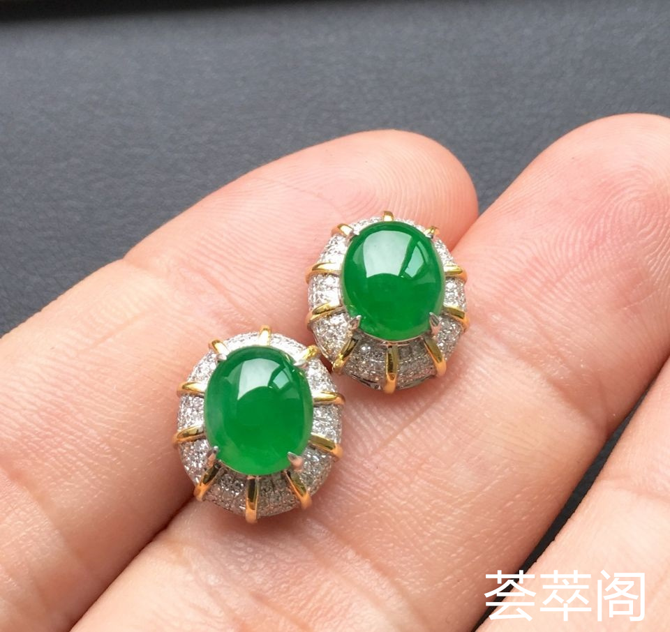 冰种阳绿翡翠耳钉一对 镶白金钻石第5张