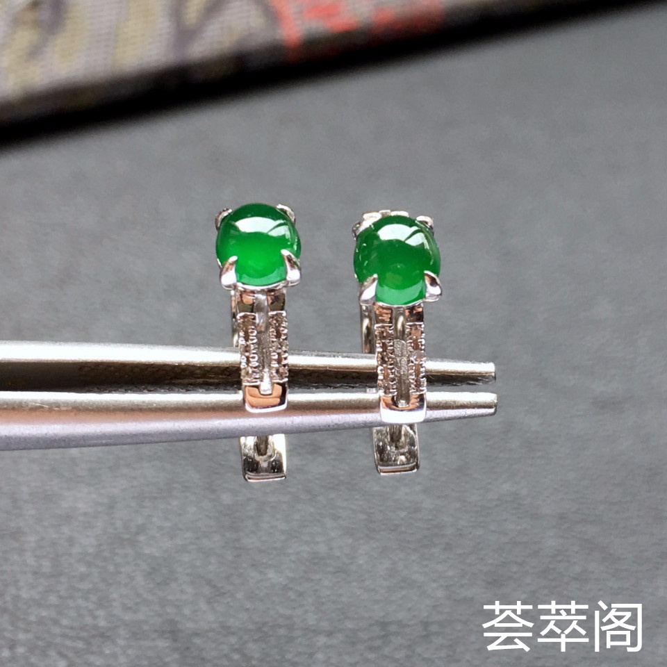 冰种阳绿镶白金钻石翡翠耳钉第2张