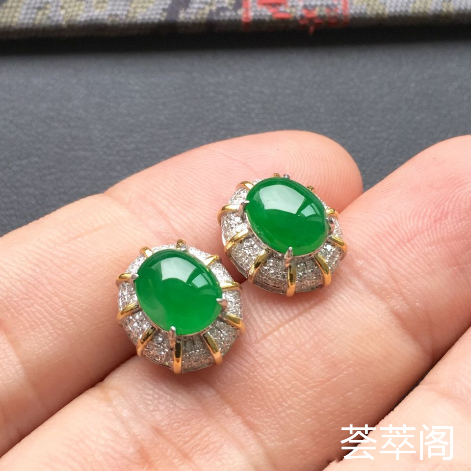 冰种阳绿翡翠耳钉一对 镶白金钻石第4张