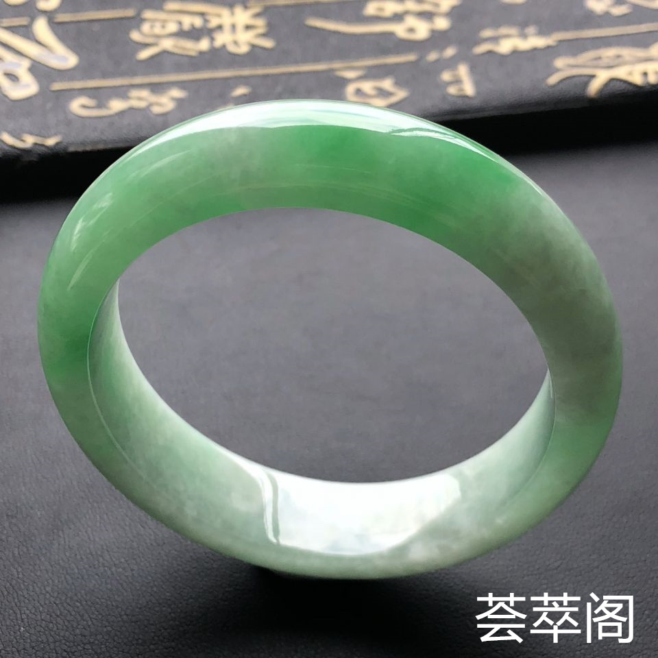 冰种飘绿翡翠手镯 