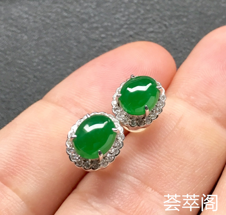 冰种阳绿翡翠耳钉一对 镶白金钻石第6张