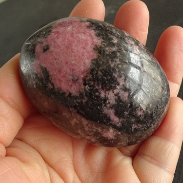 天然蔷薇辉石原石手把件 61*45*33MM