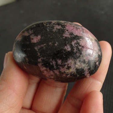 天然蔷薇辉石原石手把件 51*36*25MM