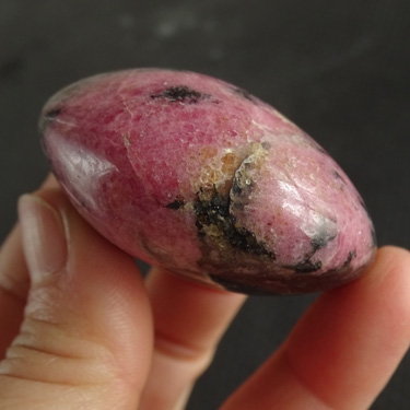 天然蔷薇辉石原石手把件 49*37*26MM