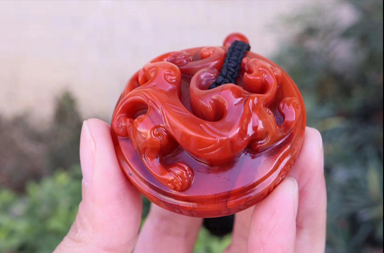 南红玛瑙九口料仿古龙圆牌吊坠 45mm