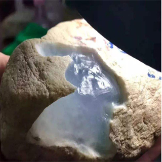 木那翡翠原石的特点是什么