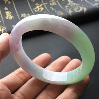 春带彩翡翠手镯中“春”和“彩”是什么意思