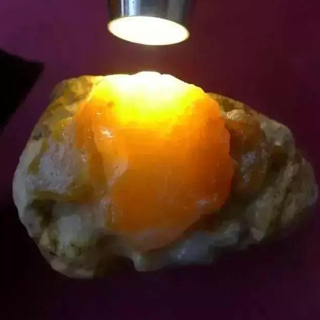 蜜蜡原石和翡翠原石哪个好