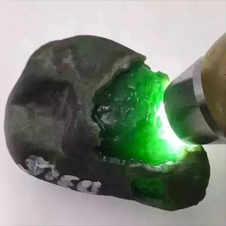 如何判别刚开的翡翠原石