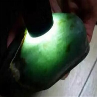 强光手电看翡翠看的是什么