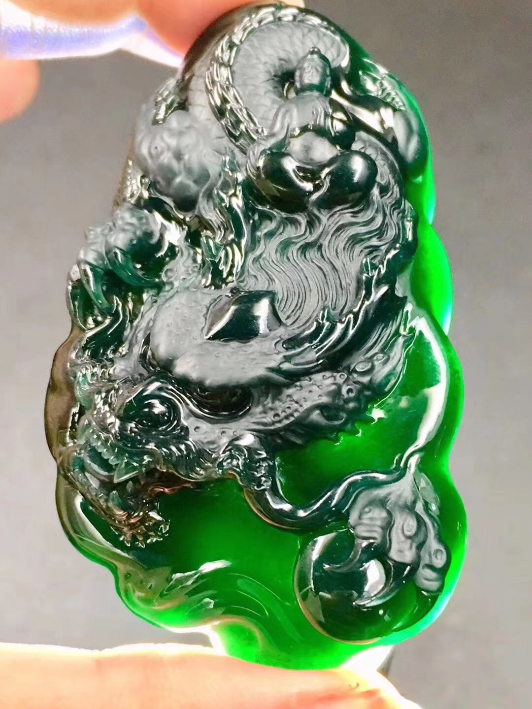 【龙】能幽能明、能细能巨、能短能长、春分而登天，秋分而潜渊。亦喻非凡人物“人中之龙”，亦有指“生意兴隆”，“步步高升”，极品墨翠，大师之作，收藏佳品。