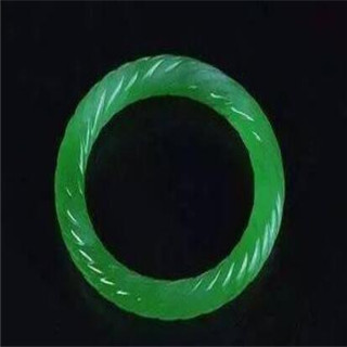 假玉镯戴久了会怎么样