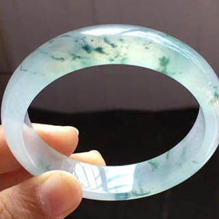 贵妃镯是圆的还是椭圆的  