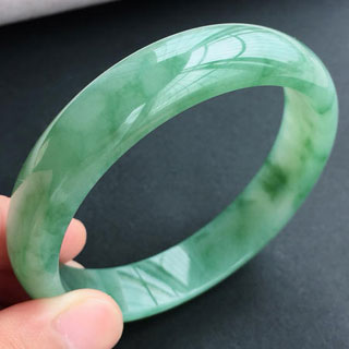 人工处理过的翡翠手镯有杂质吗