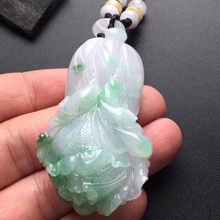 女的戴白菜翡翠吊坠好吗