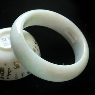 买和田玉手镯好还是翡翠手镯好