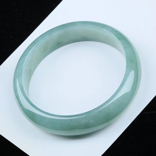 翡翠手镯春带彩怎样鉴定级别