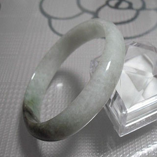翡翠A货瓷底手镯多少钱