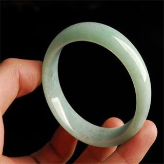 白色糯种翡翠手镯值钱吗