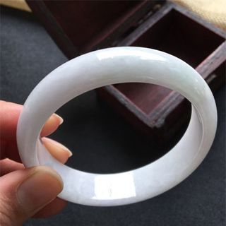 纯白色翡翠镯子值钱吗