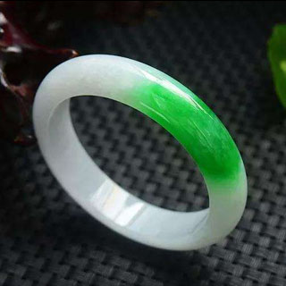 白绿色翡翠手镯价格多少钱