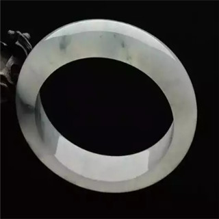 粗豆种飘花翡翠手镯价格多少钱