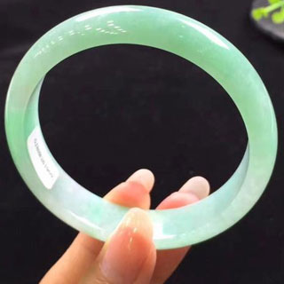 半透明翡翠手镯糯种价格多少钱
