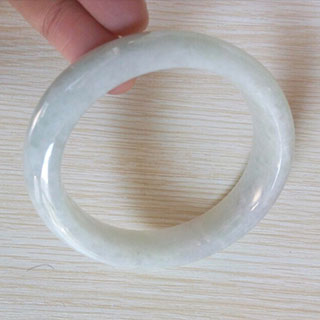 a货翡翠玉镯值多少钱