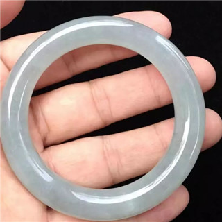 细糯种白底翡翠手镯多少钱