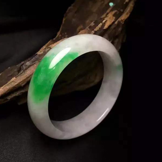 半绿半白翡翠手镯价格多少钱