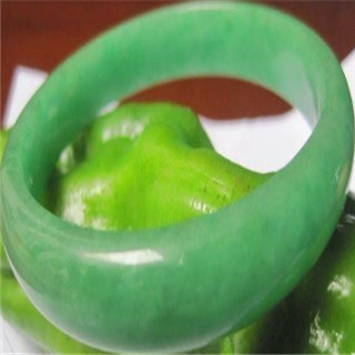 粗豆种翡翠飘阳绿手镯价格多少钱