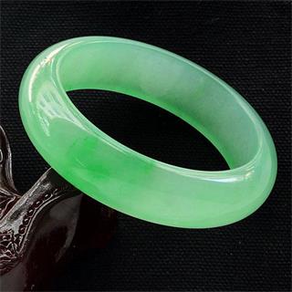 淡绿色翡翠a货手镯的价格多少