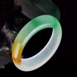 戴玉手镯好还是戴翡翠手镯好