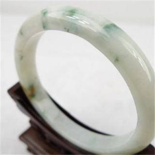 兰花冰种翡翠手镯为什么底色暗