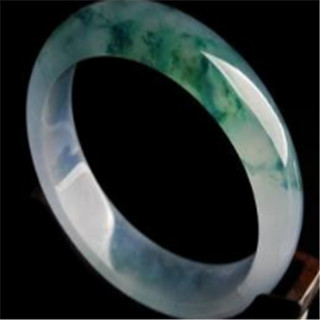 白光灯下照冰种翡翠发灰暗原因