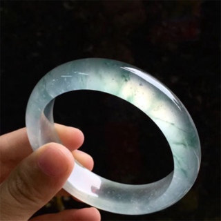 假的翡翠手镯有裂痕吗