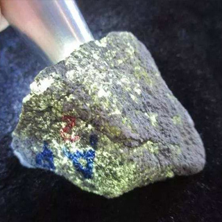 莫湾基玻璃种翡翠皮壳的特点
