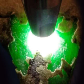拳头大小的帝王绿翡翠多少钱