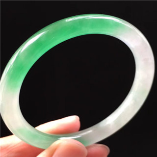 a货翡翠手镯的打灯技巧