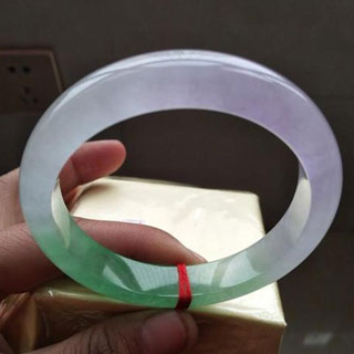 a货春带彩翡翠手镯好不好