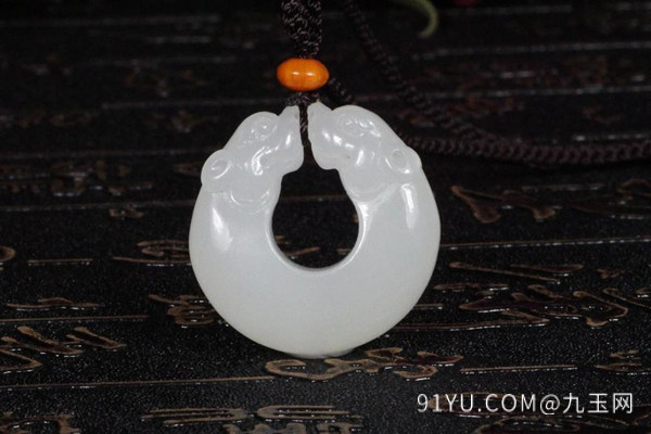 和田玉.jpg?x-oss-process=image/auto-orient,1/quality,q_90/watermark,image_dXBsb2Fkcy93YXRlcl9tYXJrL2ppdXl1LnBuZz94LW9zcy1wcm9jZXNzPWltYWdlL3Jlc2l6ZSxQXzM1L2JyaWdodCw4NA,x_12,y_18