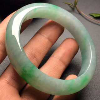 冰糯种飘绿翡翠手镯价格多少