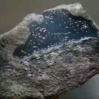 木那冰种翡翠原石特征
