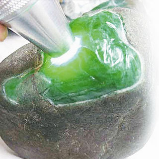 帝王绿翡翠原石特征