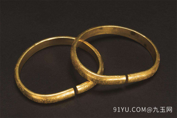 金手镯.jpg?x-oss-process=image/auto-orient,1/quality,q_90/watermark,image_dXBsb2Fkcy93YXRlcl9tYXJrL2ppdXl1LnBuZz94LW9zcy1wcm9jZXNzPWltYWdlL3Jlc2l6ZSxQXzM1L2JyaWdodCw4NA,x_12,y_18