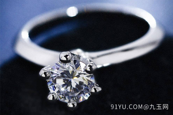 六爪镶钻戒.jpg?x-oss-process=image/auto-orient,1/quality,q_90/watermark,image_dXBsb2Fkcy93YXRlcl9tYXJrL2ppdXl1LnBuZz94LW9zcy1wcm9jZXNzPWltYWdlL3Jlc2l6ZSxQXzM1L2JyaWdodCw4NA,x_12,y_18