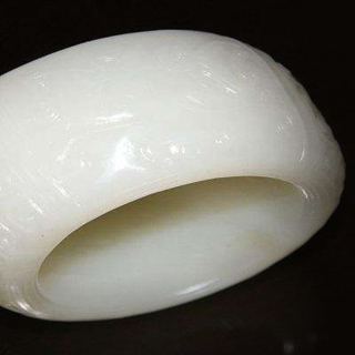 看玉石用什么手电
