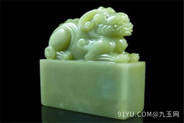 艾叶青寿山石.jpg?x-oss-process=image/auto-orient,1/quality,q_90/watermark,image_dXBsb2Fkcy93YXRlcl9tYXJrL2ppdXl1LnBuZz94LW9zcy1wcm9jZXNzPWltYWdlL3Jlc2l6ZSxQXzM1L2JyaWdodCw4NA,x_12,y_18