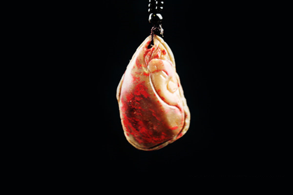 鸡血石吊坠3.jpg?x-oss-process=image/auto-orient,1/quality,q_90/watermark,image_dXBsb2Fkcy93YXRlcl9tYXJrL2ppdXl1LnBuZz94LW9zcy1wcm9jZXNzPWltYWdlL3Jlc2l6ZSxQXzM1L2JyaWdodCw4NA,x_12,y_18