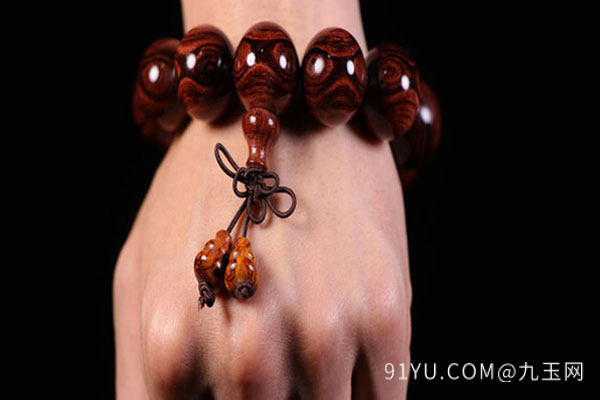 黄花梨手串4.jpg?x-oss-process=image/auto-orient,1/quality,q_90/watermark,image_dXBsb2Fkcy93YXRlcl9tYXJrL2ppdXl1LnBuZz94LW9zcy1wcm9jZXNzPWltYWdlL3Jlc2l6ZSxQXzM1L2JyaWdodCw4NA,x_12,y_18